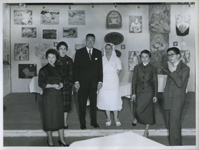 Robert Volmat (au centre), exposition à Sainte-Anne en 1955